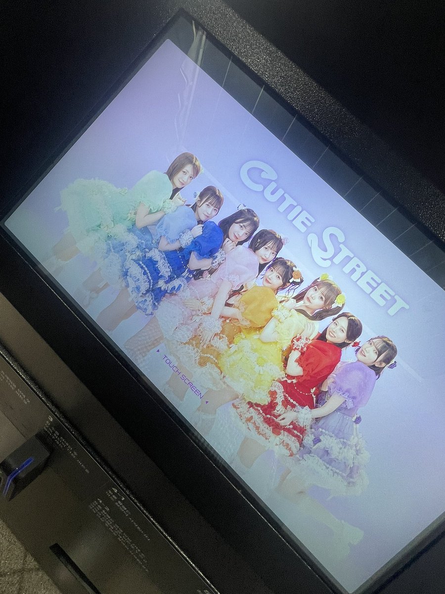 _fl0_wer's tweet photo. 큐스토콘서트를 보고싶엇지만그러진못하고
엠디만사고구경하다왓어 너무더웟엉……. https://t.co/43Gu1JXH5L