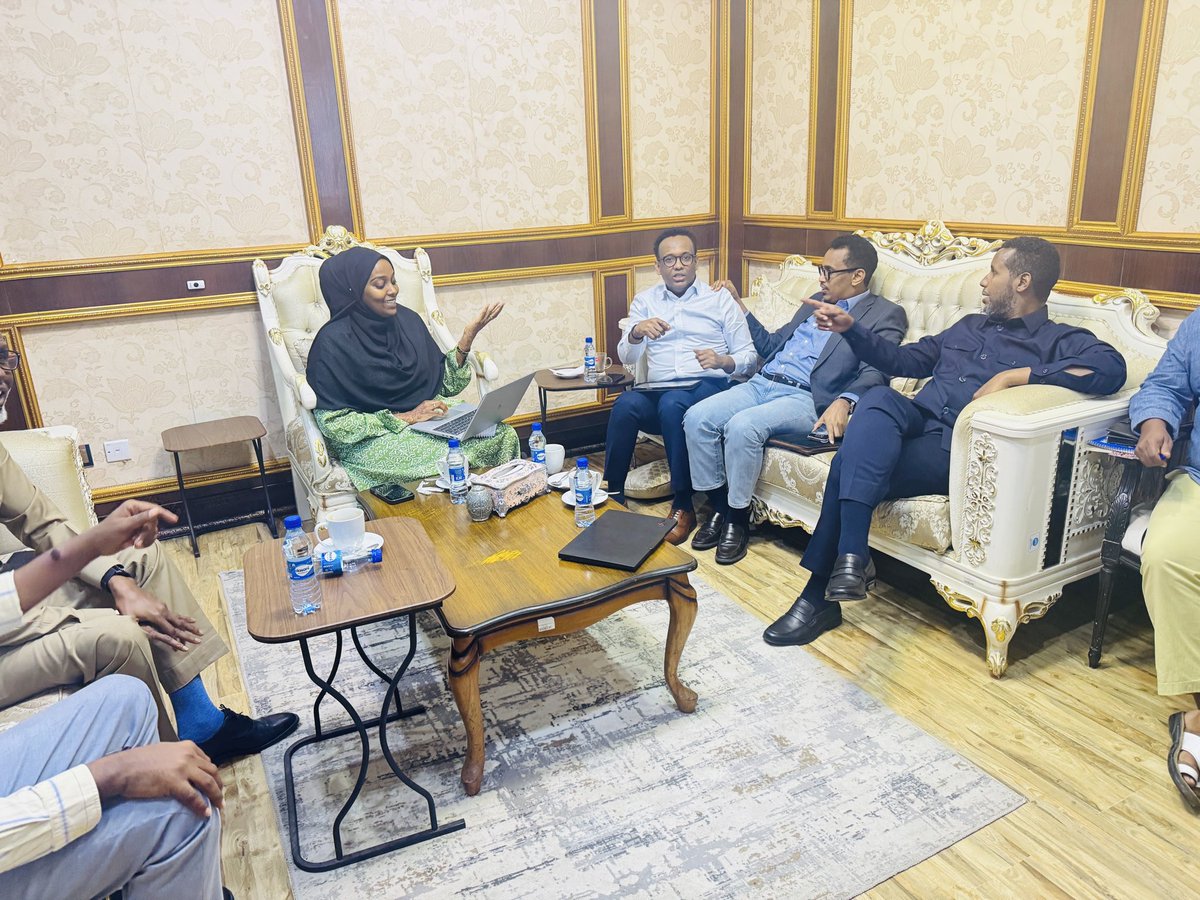 dulmarmaalim's tweet photo. Presenting the Somali RIS (regional integration Strategy ) to the OPM leadership for critique and larger discourse on its effective implementation, as crucial for EAC, HOAI integration.
In attendance were the PS, State Minister and departmental Directors: https://t.co/HxU6TBFIVL