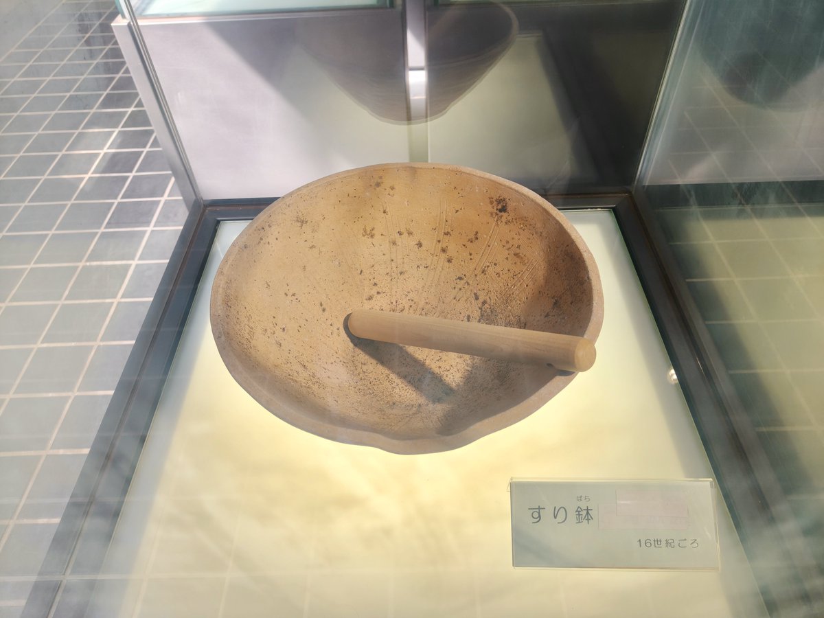 mononofu5's tweet photo. 博多小学校の石塁遺構を見学。元寇防塁（石築地）と推測され、発掘時長さ53m、高さ1.4m、幅約3.4m。

鎌倉期、文永の役でここ息の浜（沖ノ浜）に総大将・少弐景資が本陣を置き、元・高麗軍を迎え撃ったという。

また室町〜江戸期の屋敷跡、中国製や朝鮮製の陶磁器・銅銭、日本製の土器・瓦等が出土。 https://t.co/w7Y1Swqnps