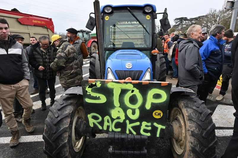 DeFabron's tweet photo. Il y a quelques mois ils étaient frappés et chargés par les CRS sur ordre de l’exécutif d’E.Macron… 

Et pourtant, ils sont encore là, parce que la France sans ses paysans, ça n’est pas la France 🇫🇷 https://t.co/MT69XC8rlU