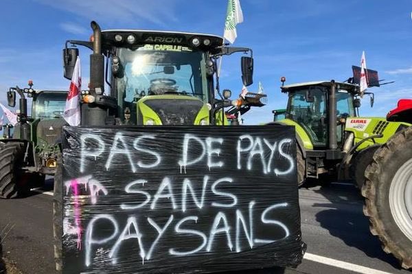 DeFabron's tweet photo. Il y a quelques mois ils étaient frappés et chargés par les CRS sur ordre de l’exécutif d’E.Macron… 

Et pourtant, ils sont encore là, parce que la France sans ses paysans, ça n’est pas la France 🇫🇷 https://t.co/MT69XC8rlU