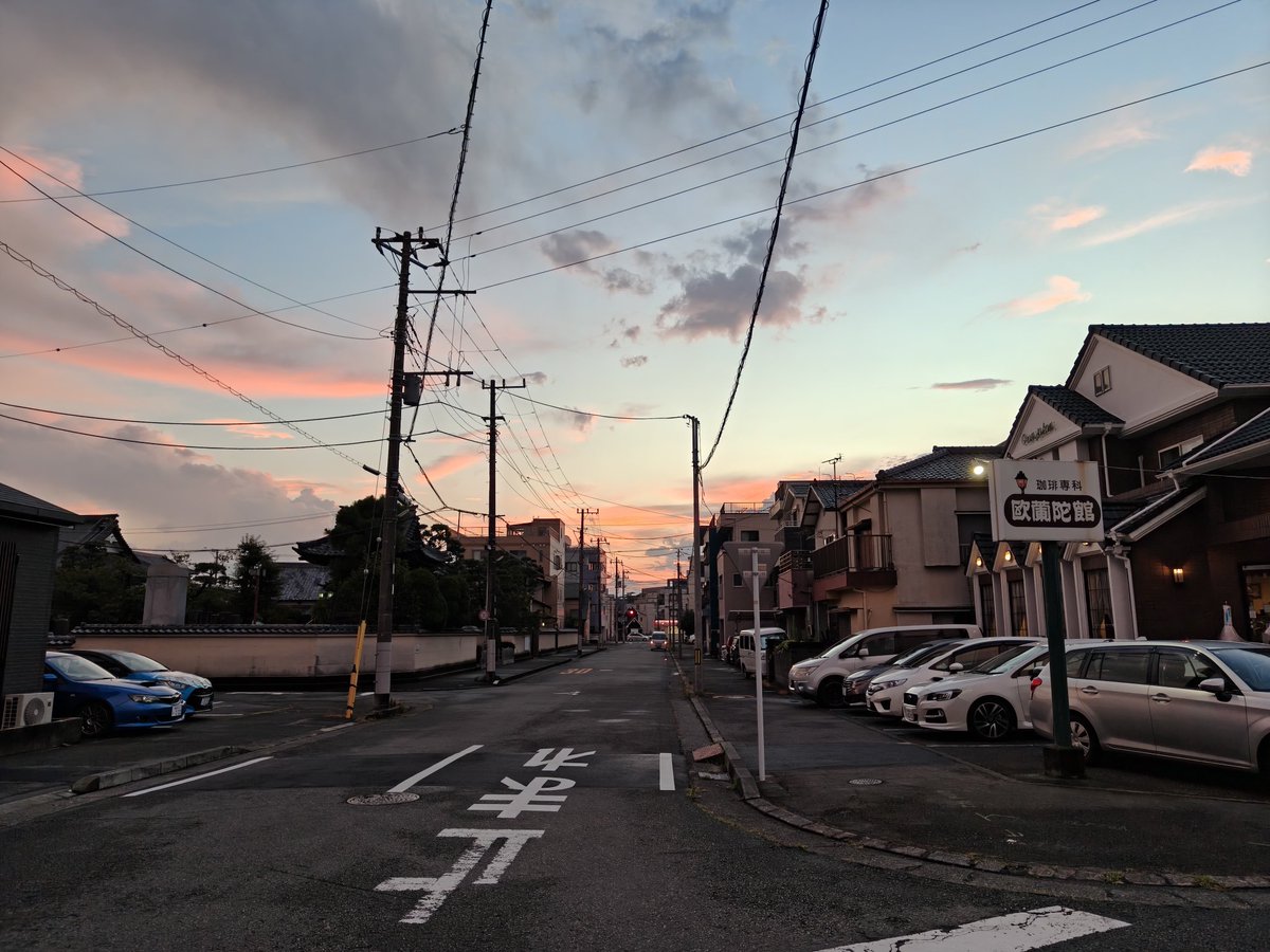 DKZXHB's tweet photo. 今天的晚霞很美呢 ，，，但花火大会延期是既定事实，真是计划赶不上变化呢😥😥😥
#沼津花火大会 https://t.co/YaNVf2xnmA