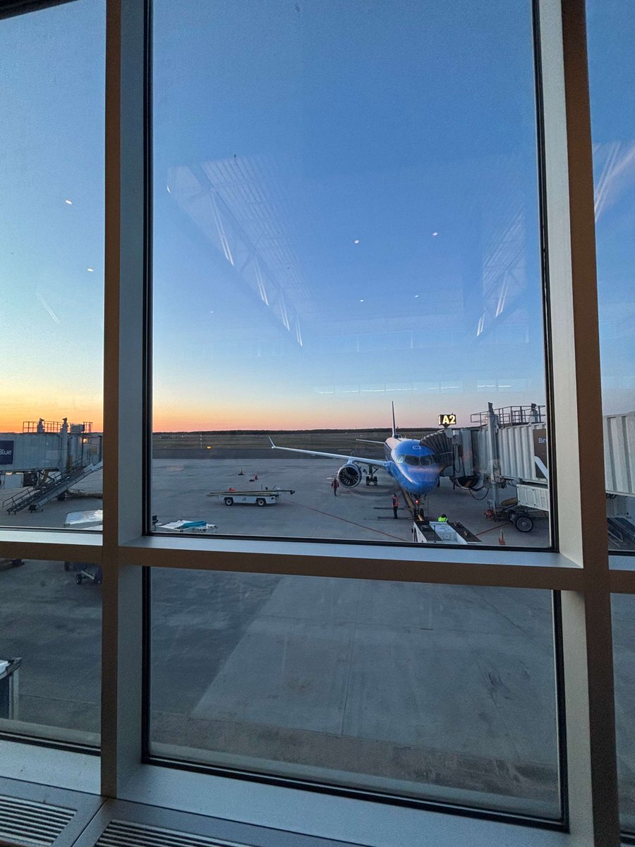 LIMacArthur's tweet photo. You asked for more choices & schedule options between ISP & Tampa and @BreezeAirways is responding with two weekly NONSTOP flights. The flights begin 1/6/27 (Wednesdays & Saturdays) & you can book special introductory fares of $139 now at https://t.co/hIIcO2CDeP. #onlyatisp #longislandny #flymacarthur #flybreeze #10best 📸: Megan, Parker, James