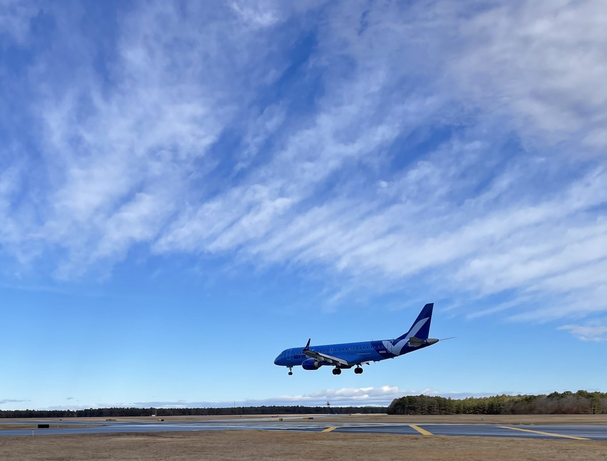 LIMacArthur's tweet photo. You asked for more choices & schedule options between ISP & Tampa and @BreezeAirways is responding with two weekly NONSTOP flights. The flights begin 1/6/27 (Wednesdays & Saturdays) & you can book special introductory fares of $139 now at https://t.co/hIIcO2CDeP. #onlyatisp #longislandny #flymacarthur #flybreeze #10best 📸: Megan, Parker, James