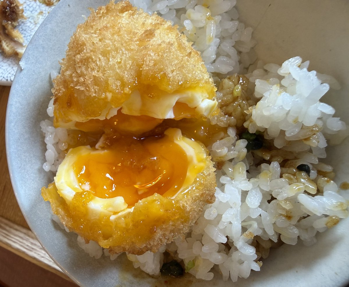 Panired's tweet photo. アジフライ，サーモンの2種盛り+半熟卵フライを頂きました
カレーのちょいがけがたまりません https://t.co/gL3KzYxgLx