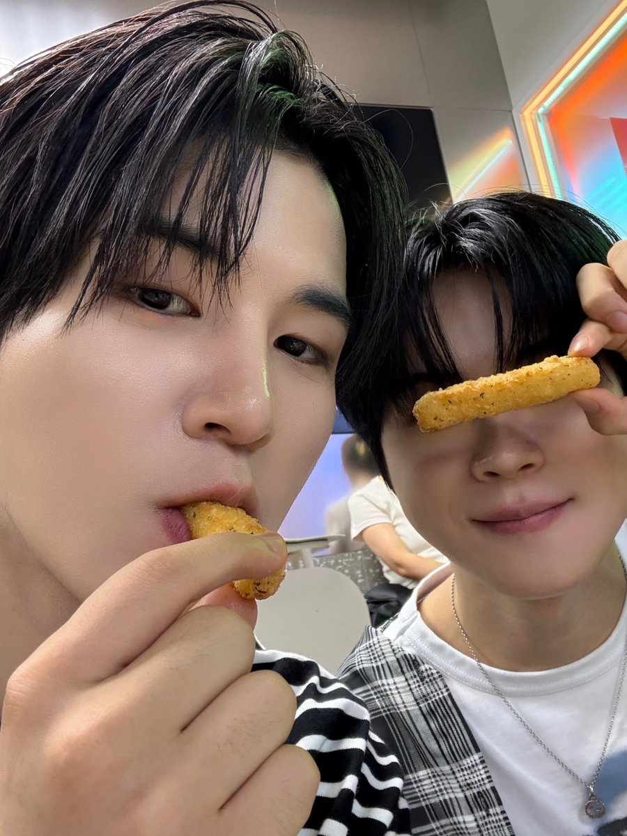 DIGNITY_members's tweet photo. 데이트 현장 전격공개 🍔🍟

#HYEONGJIN #형진 #지니 #MINSEOK #민석 #DIGNITY #디그니티 https://t.co/VrDcmKD0ry