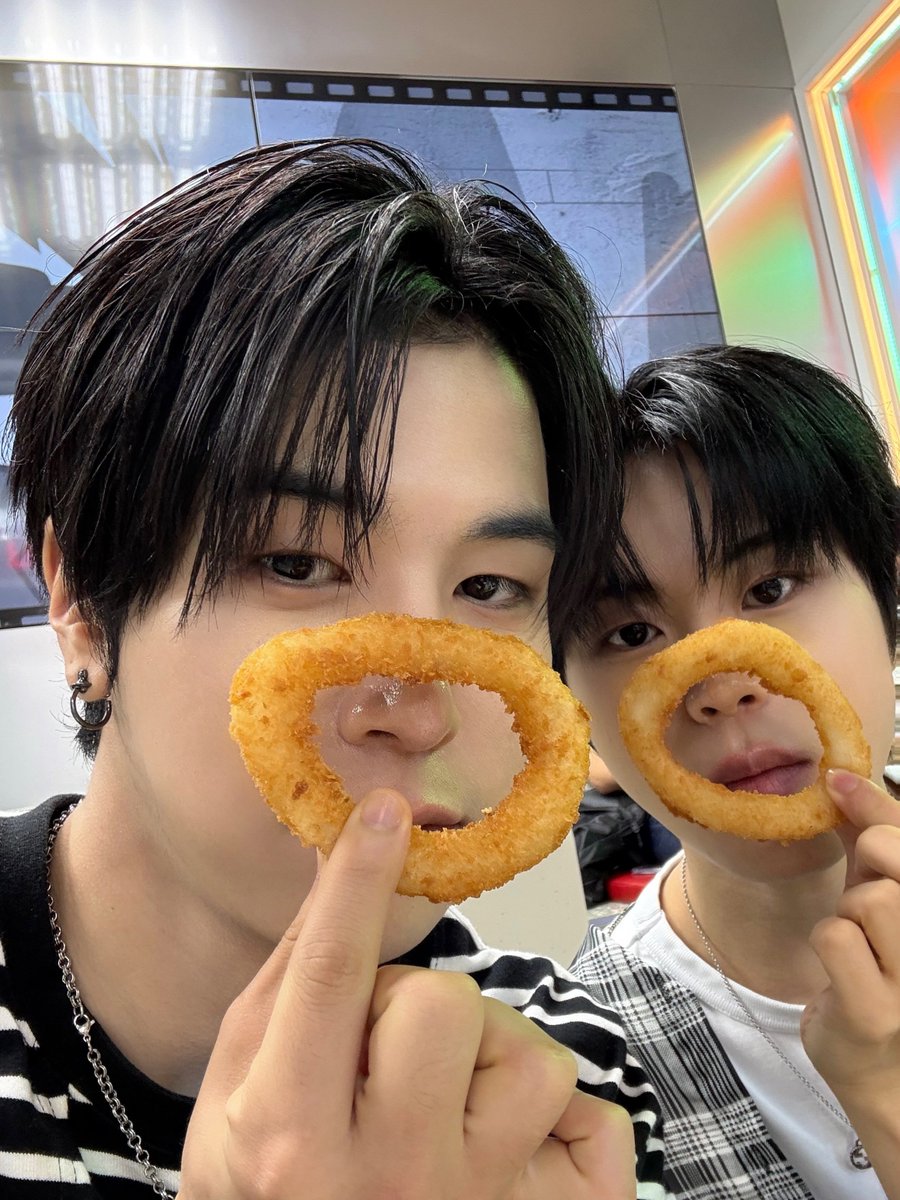 DIGNITY_members's tweet photo. 데이트 현장 전격공개 🍔🍟

#HYEONGJIN #형진 #지니 #MINSEOK #민석 #DIGNITY #디그니티 https://t.co/VrDcmKD0ry