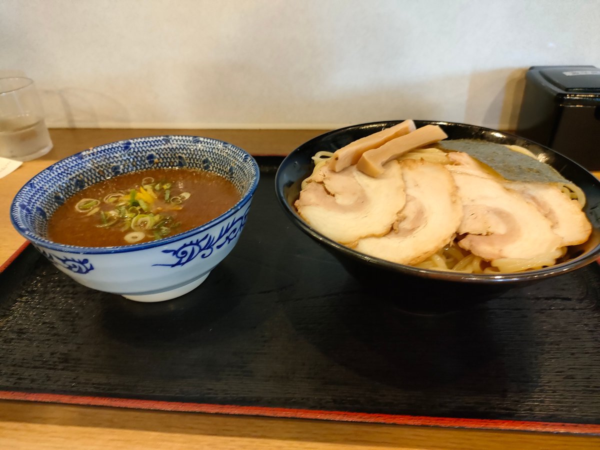 chiroshiga's tweet photo. 南草津の「与七」で魚介つけ麺🍜

濃厚な魚介スープに、もちもちの太麺。
チャーシューもたっぷりで、見た目以上の満足感でした。

柚子の風味がアクセントになっていて、濃厚だけど最後まで食べやすい。
やっぱり、つけ麺はこの「麺をスープにつける瞬間」がたまらん。

#南草津 #与七 #魚介つけ麺 https://t.co/7DSvfcBNVp