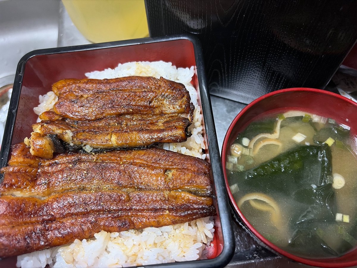 ibukuroUNIVERSE's tweet photo. 港区新橋の「ての字」の鰻
外付けのタレは洗い流してトースターでこんがり焼いた後添付タレつけ直し
いやー美味い https://t.co/wHFIjhtmZT