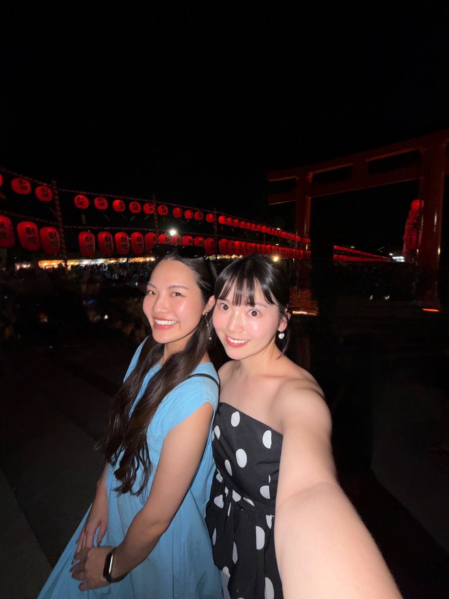 4649Ji's tweet photo. そして夜は伏見稲荷大社の宵宮祭へ⛩️

こちらは1年に２日だけ境内が真っ赤に染まるお祭り🏮❤️
光のトンネルが続く千本鳥居は神秘的で感動しました✨

友達とたくさん笑ってお祭り行けて
幸せないっぱいの京都旅🥰🌼 https://t.co/5LU7cUUR7C