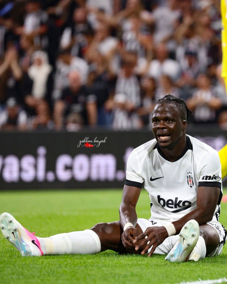 DeportesReports's tweet photo. Beşiktaş taraftarının, Midtjylland maçında Olaitan'ın kaçırdığı pozisyona tepkisi. https://t.co/uSvmtOp0At