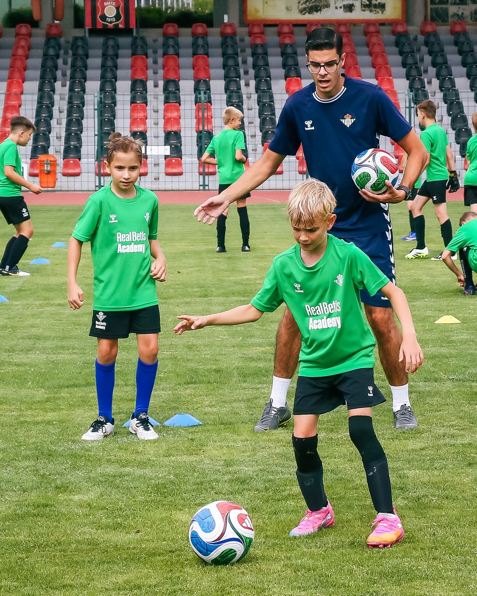 BetisAcademy's tweet photo. 🔝 El motor de nuestros camps: nuestros entrenadores. 🧠📋💚

⚽ En cada sesión de entrenamientos forman, guían y transmiten los valores de nuestro club con dedicación, cercanía y profesionalidad

💪💪💪

#RealBetisCampBudapest https://t.co/AJ6ioGFP1B