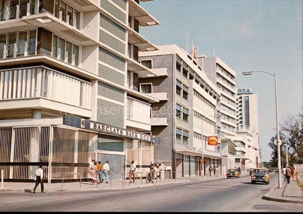 NigeriaStories's tweet photo. Barclays bank and Shell Petroleum buildings in Lagos, Nigeria 🇳🇬 (1960s-Early 1970s) https://t.co/7kXuudmizV