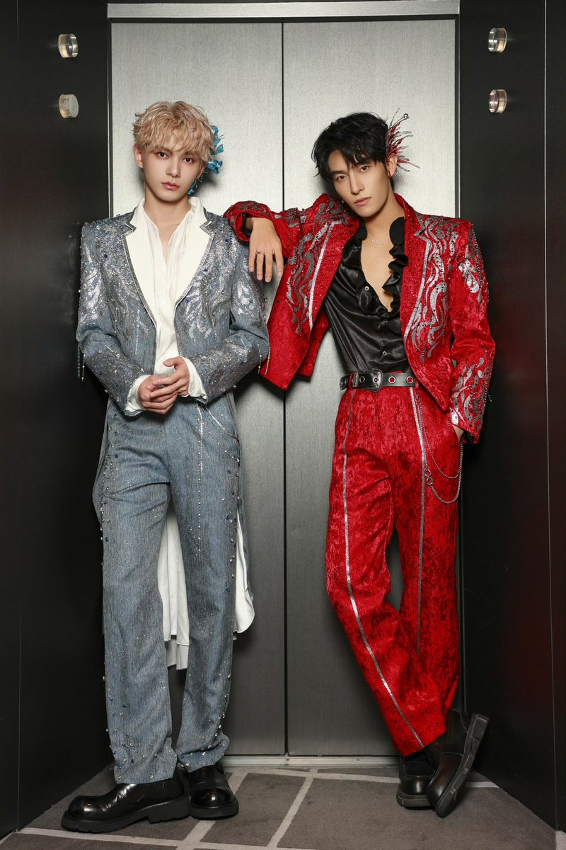 chusansliuyi's tweet photo. THE OUTFITS??? ZHAOZHAO BACKLESS????? https://t.co/EOYxGQdG9p