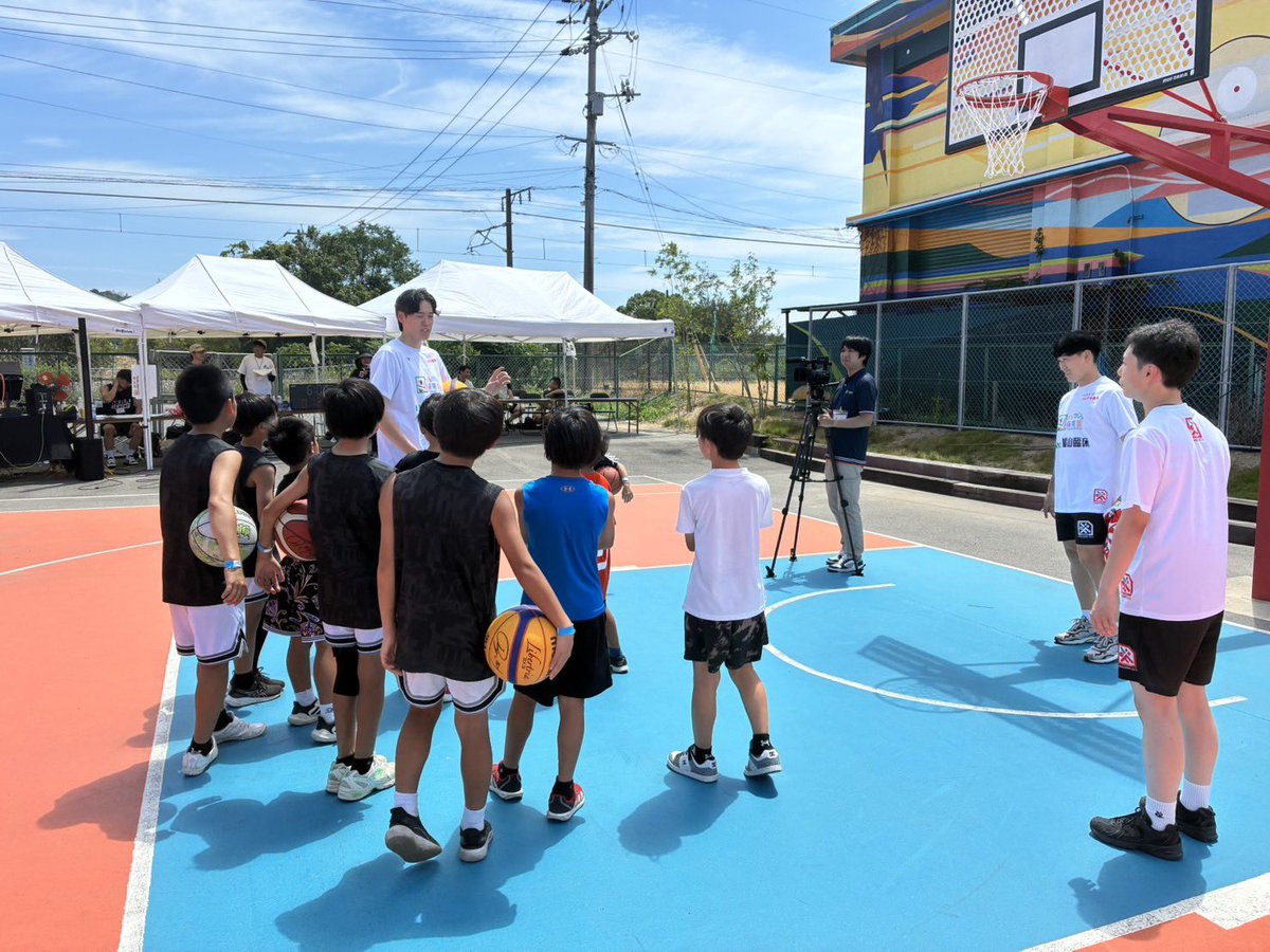 HIROSHIMADFLIES's tweet photo. 本日、竹原商工会議所 青年部様主催の 「3x3 STREET PARK FES」に #伊藤達哉 選手、#渡部琉 選手が参加しバスケットボールクリニックを実施いたしました⛹️‍♂️  クリニックではドリブルやシュート練習、シュート対決を行いました🏀 参加者の皆さんは選手に教えて貰ったアドバイスを意識しながら取り組んでいました！ クリニック後の質問コーナーでは、実際に選手に直接質問を行い、一生忘れることの無い貴重な時間となりました✨  竹原商工会議所 青年部の皆様、ご参加いただいた皆様、誠にありがとうございました！！  #ドラゴンフライズ #Bリーグ #バスケ
