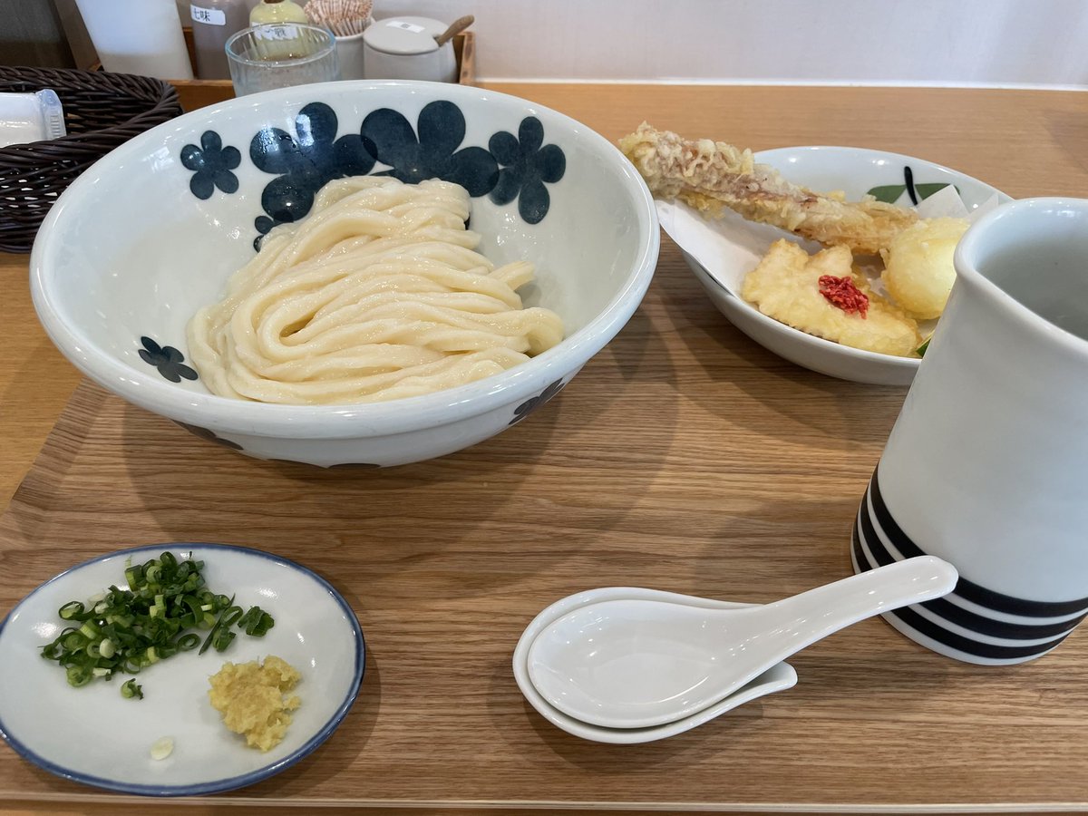 arusha4123's tweet photo. 今年も無事に風船を飛ばすことが出来ました！
マイクラばーっかりの1年でございました笑
支えてくれる妻に感謝しつつこれからもぼちぼちやっていきます。
フォロワーの皆様これからもよろしくお願いします🙇‍♂️

昼に食べた極太うどんを添えて。 https://t.co/KBBnSRTfPi