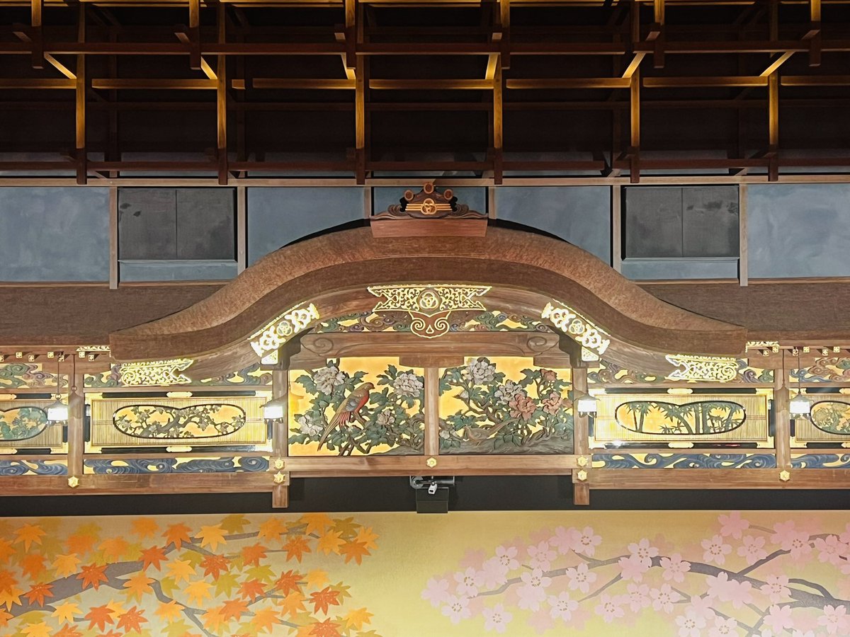 KurakataA's tweet photo. 担当している「建築ガイド養成講座」
先日のオンラインレクチャーに続き、本日は「宮川町歌舞練場」を舞台に実地演習

京の街の奥深さから語るか、隈研吾の手腕で攻めるか、日本建築のディテールに着目するか？
目を開かせる角度がさまざまなのが、建築の面白さ、そこ伝えたい https://t.co/UV5Kb7QPoC