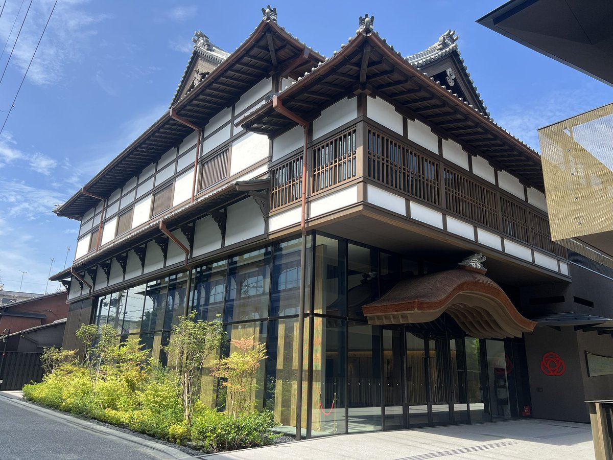 KurakataA's tweet photo. 担当している「建築ガイド養成講座」
先日のオンラインレクチャーに続き、本日は「宮川町歌舞練場」を舞台に実地演習

京の街の奥深さから語るか、隈研吾の手腕で攻めるか、日本建築のディテールに着目するか？
目を開かせる角度がさまざまなのが、建築の面白さ、そこ伝えたい https://t.co/UV5Kb7QPoC