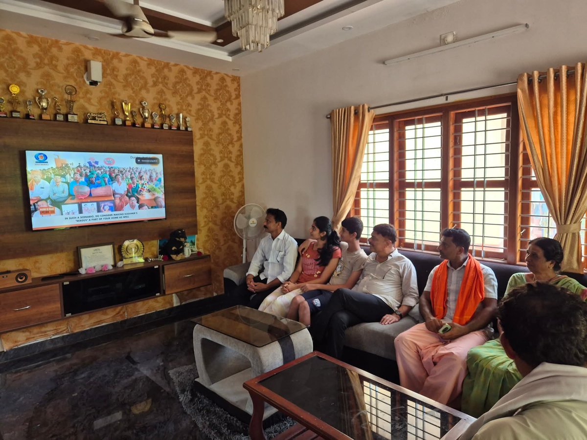 URajeshNaik's tweet photo. ಅರಳ ಗ್ರಾಮದ ಬೂತ್ ಸಂಖ್ಯೆ 31ರಲ್ಲಿ ಪ್ರಸನ್ನ ಕುಮಾರ್ ಶೆಟ್ಟಿ ಅವರ ಮನೆಯಲ್ಲಿ ಪ್ರಧಾನಮಂತ್ರಿ ಶ್ರೀ ನರೇಂದ್ರ ಮೋದಿ ಅವರ ಜನಪ್ರಿಯ 'ಮನ್ ಕೀ ಬಾತ್' ಕಾರ್ಯಕ್ರಮವನ್ನು ವೀಕ್ಷಿಸಿದೆ.

#MannKiBaat #NarendraModi #ViksitBharat https://t.co/d2gUiGvhzL