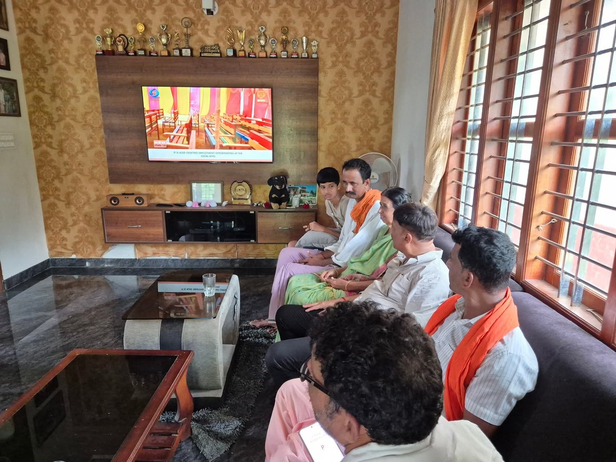 URajeshNaik's tweet photo. ಅರಳ ಗ್ರಾಮದ ಬೂತ್ ಸಂಖ್ಯೆ 31ರಲ್ಲಿ ಪ್ರಸನ್ನ ಕುಮಾರ್ ಶೆಟ್ಟಿ ಅವರ ಮನೆಯಲ್ಲಿ ಪ್ರಧಾನಮಂತ್ರಿ ಶ್ರೀ ನರೇಂದ್ರ ಮೋದಿ ಅವರ ಜನಪ್ರಿಯ 'ಮನ್ ಕೀ ಬಾತ್' ಕಾರ್ಯಕ್ರಮವನ್ನು ವೀಕ್ಷಿಸಿದೆ.

#MannKiBaat #NarendraModi #ViksitBharat https://t.co/d2gUiGvhzL