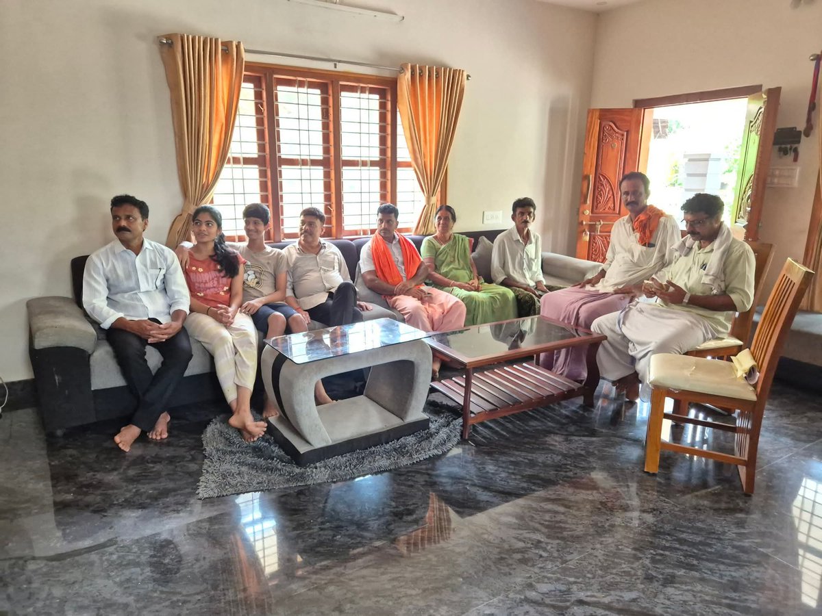 URajeshNaik's tweet photo. ಅರಳ ಗ್ರಾಮದ ಬೂತ್ ಸಂಖ್ಯೆ 31ರಲ್ಲಿ ಪ್ರಸನ್ನ ಕುಮಾರ್ ಶೆಟ್ಟಿ ಅವರ ಮನೆಯಲ್ಲಿ ಪ್ರಧಾನಮಂತ್ರಿ ಶ್ರೀ ನರೇಂದ್ರ ಮೋದಿ ಅವರ ಜನಪ್ರಿಯ 'ಮನ್ ಕೀ ಬಾತ್' ಕಾರ್ಯಕ್ರಮವನ್ನು ವೀಕ್ಷಿಸಿದೆ.

#MannKiBaat #NarendraModi #ViksitBharat https://t.co/d2gUiGvhzL
