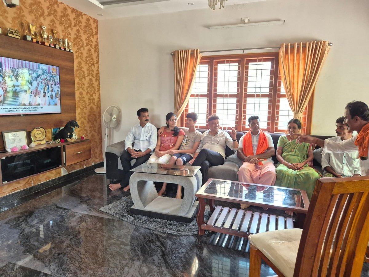 URajeshNaik's tweet photo. ಅರಳ ಗ್ರಾಮದ ಬೂತ್ ಸಂಖ್ಯೆ 31ರಲ್ಲಿ ಪ್ರಸನ್ನ ಕುಮಾರ್ ಶೆಟ್ಟಿ ಅವರ ಮನೆಯಲ್ಲಿ ಪ್ರಧಾನಮಂತ್ರಿ ಶ್ರೀ ನರೇಂದ್ರ ಮೋದಿ ಅವರ ಜನಪ್ರಿಯ 'ಮನ್ ಕೀ ಬಾತ್' ಕಾರ್ಯಕ್ರಮವನ್ನು ವೀಕ್ಷಿಸಿದೆ.

#MannKiBaat #NarendraModi #ViksitBharat https://t.co/d2gUiGvhzL