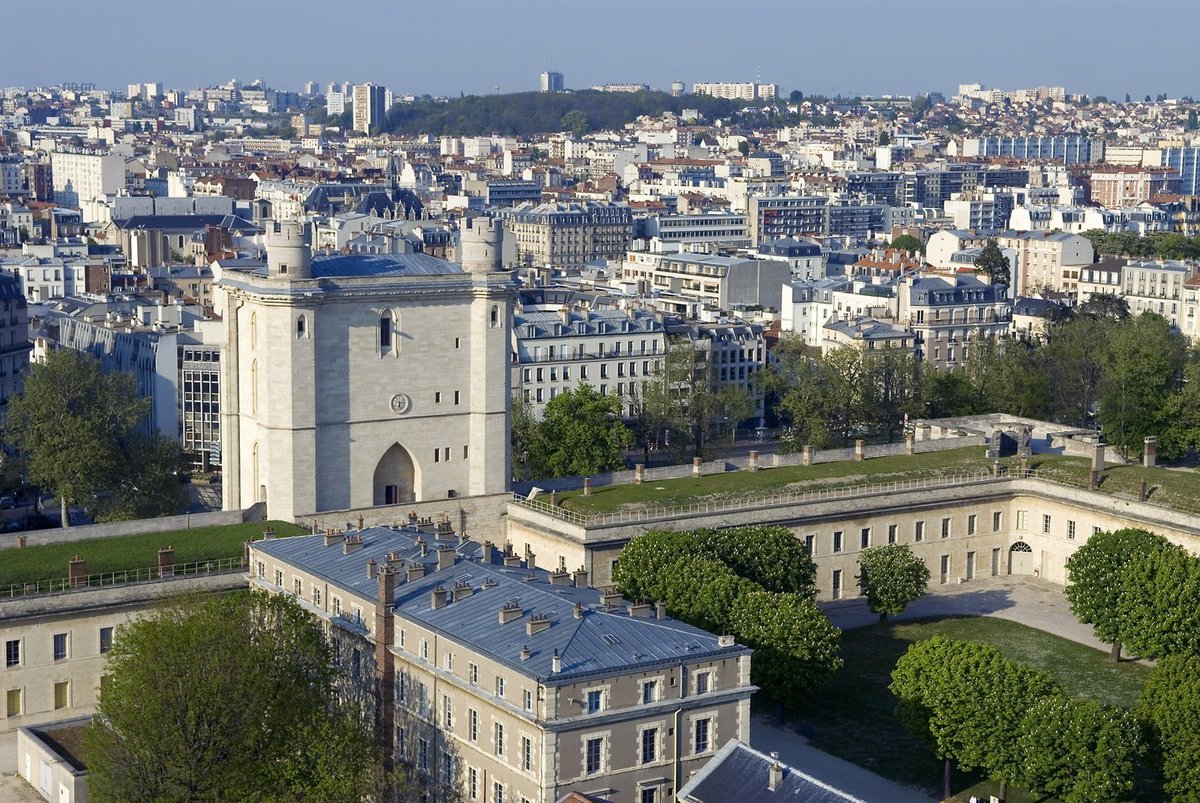 R0isage's tweet photo. Dans l’image, il s’agit de la commune de Vincennes, en France, dont le budget annuel est d’environ 122,9 millions d’euros, soit 614,5 millions d’euros sur cinq ans. À titre de comparaison, aucune commune en RDC n’a encore atteint un budget de 200 000 dollars.@fatshi13 https://t.co/2yEwS5bjmX