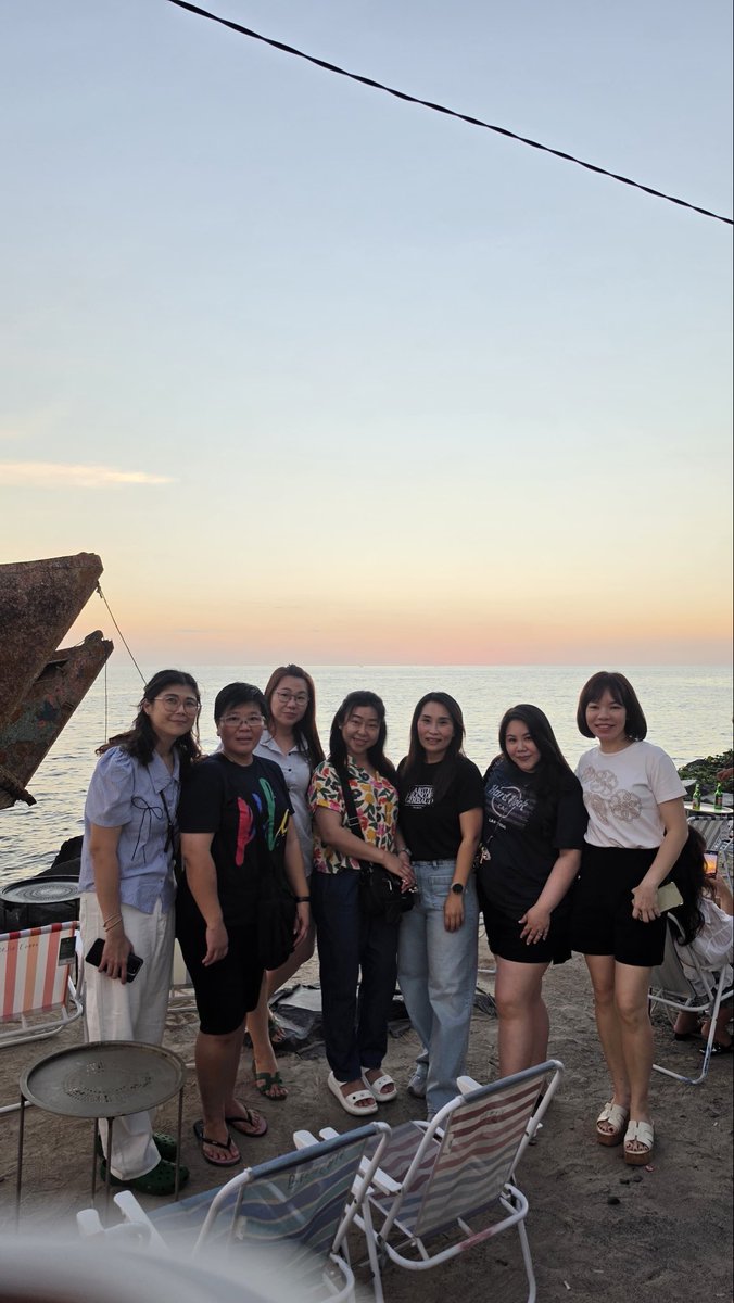 seilly's tweet photo. Golden skies, grateful heart. ✨
at Sunbae https://t.co/0qZopkUwD5
