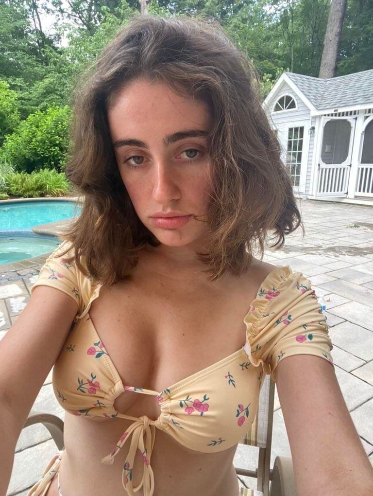 TrendMediaHQ's tweet photo. Rachel Sennott at 30... still criminally underrated. https://t.co/kzoaKfxCxJ