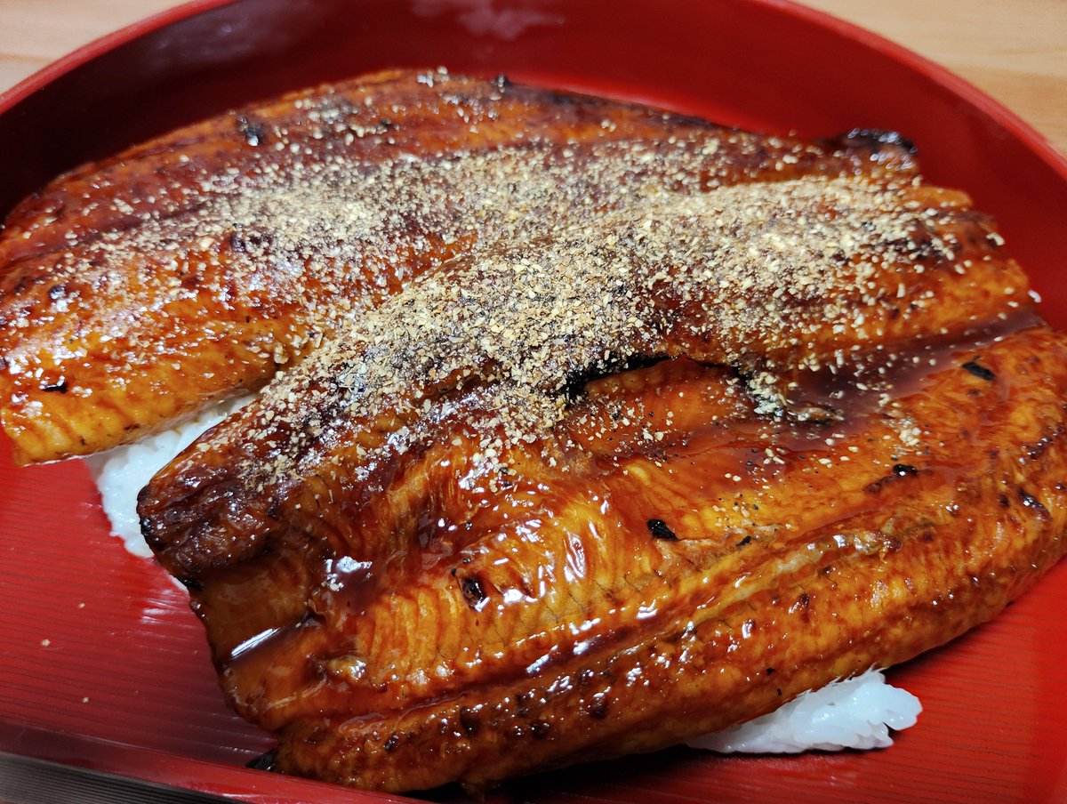 MiccaIn's tweet photo. #土用の丑の日

今日、なんもしてないからお腹全然すいてないけど、鰻食わなきゃだから、うなぎ(中国産)食べま～す。

この📸後、山椒もっとかけてま～す😋 https://t.co/cdEqXsV6FV