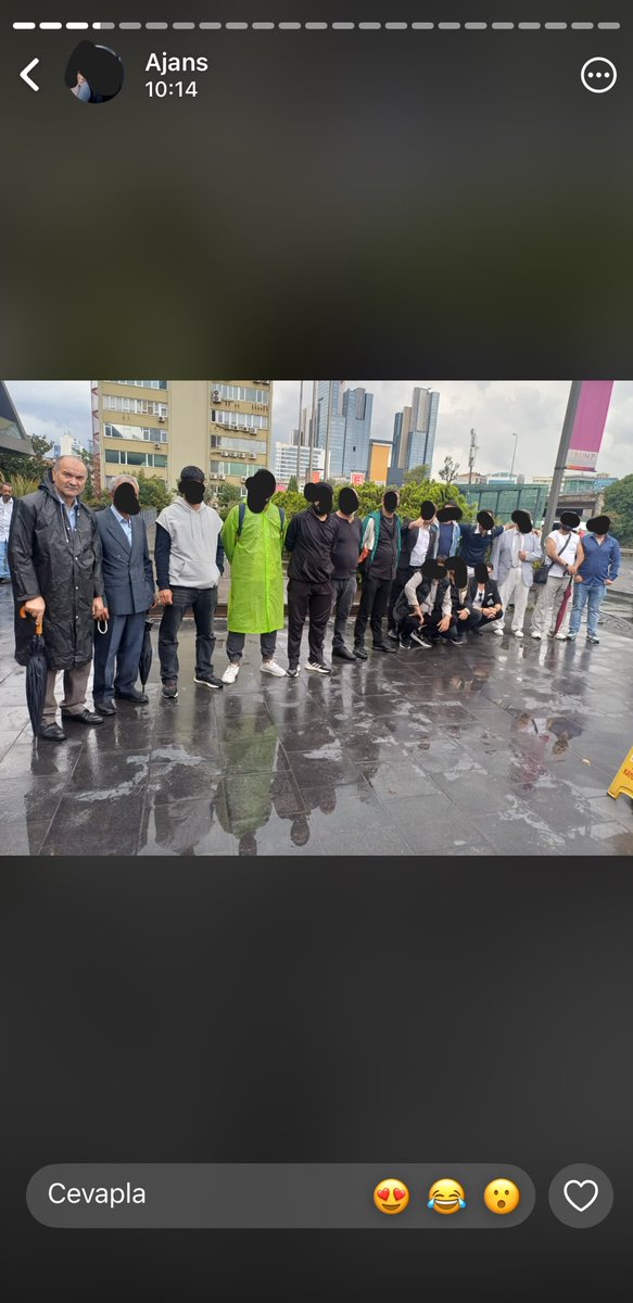 umuttastangzt's tweet photo. Daha ne kadar kanıt ortaya konulması gerekiyor acaba?

Çok sayıda fotoğraf ve video var. Bunları paylaşan da anlaştıkları cast ajansı sorumluları.

Sözcü'den @nedimbyh konuştuğu kişi, saatler öncesinde figüranların toplandığı Trump AVM önünde.(Sol baştaki kişi) https://t.co/HMOmAxTatX