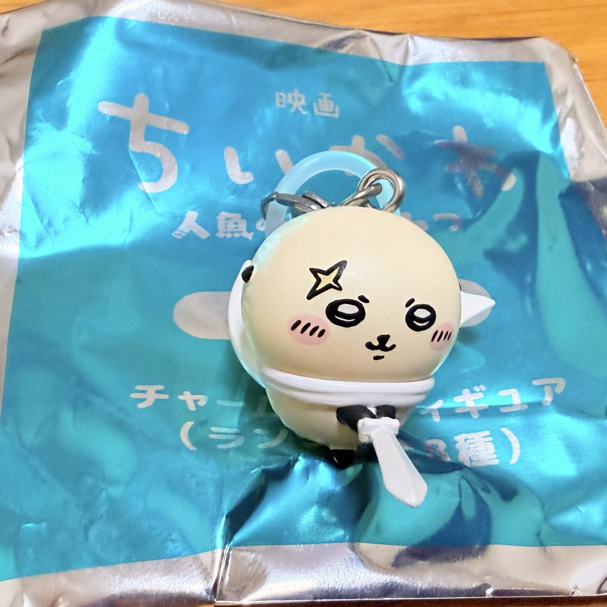 koichi_97's tweet photo. ちいかわ映画観てきました🍿
予想外の展開で想像してたよりずっと深かった・・
ただのハッピーエンドで終わらないのが本当にちいかわなんですね・・😑
映画観終わった後に、カフェでよく分からなかったシーンとか補足してもらいました！
ちなみに特典はらっこ先輩でした🗡️ https://t.co/Y0h3dNt5JW