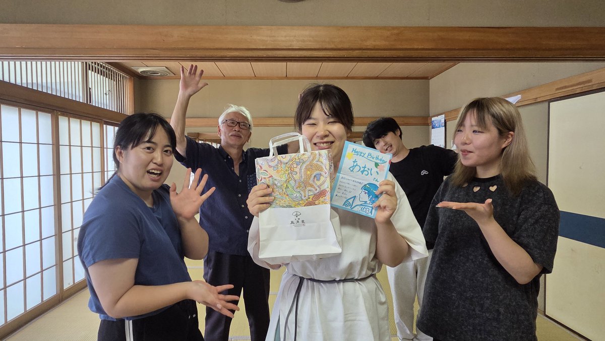 haruaduma's tweet photo. 本日も稽古でした✊
ボスの演出指導が面白くて笑っちゃったり
メンバーの誕生日をお祝いしたり和気藹々な1日でした🎂
このチームの稽古は一区切り！
見どころたっぷりなシーンが出来上がりました✨お楽しみに💕
次のシーンの稽古へバトンタッチです🏃 https://t.co/PADf0nT9tk