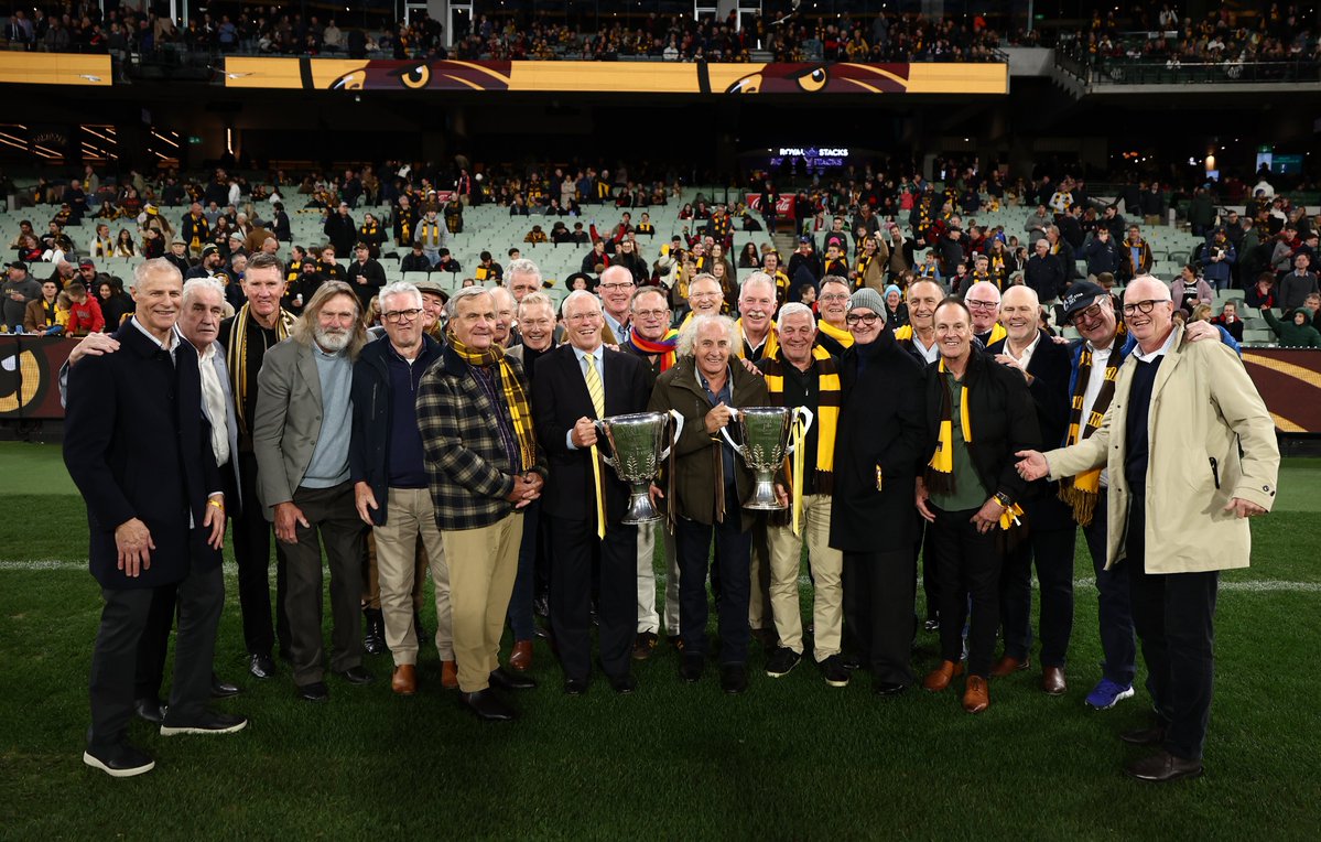 HawthornFC's tweet photo. A perfect day for a reunion! '76 and '86 premiership teams βοΈπ https://t.co/44iwSjhSZw