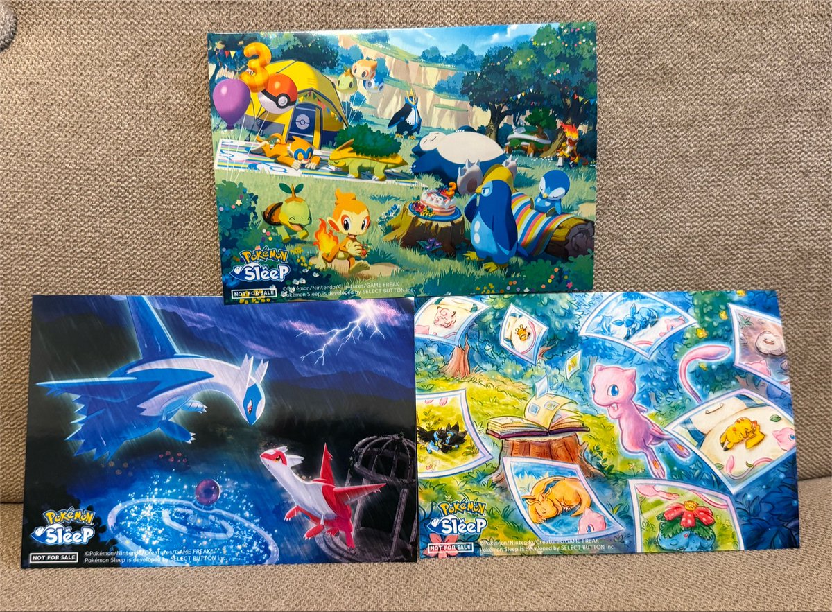 hetareitaria1's tweet photo. 『#ポケスリ3周年をみんなで』Xプレゼントキャンペーン！で、
コツコツポイント貯めて全３種のブロマイド、
コンプリートだぜ！
デザイン可愛いし特にミュウ好きだから、
ポストカードで出ないかなと思ってたら、
まさかのブロマイド

感無量…。

ポケスリ３周年おめでう！

#ポケスリ3周年をみんなで https://t.co/2dH4rdyhW4