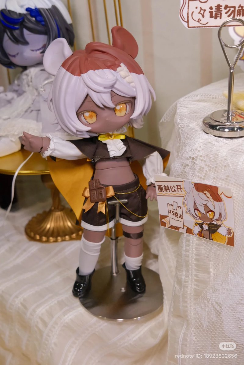 kanoko_dolls's tweet photo. 「鼠菓契约」
北京娃展での展示の様子をお届け✨

本体の試作はほぼ完了
彩色は手作業のため、サンプル品では塗り漏れなどがあります
一部のアクセサリーや尻尾はまだ未完成

スーパーでっかい鼠さんもお迎えしてました💕

https://t.co/FxV2zg14ml

#kanoko_info https://t.co/gM7JEwygsA