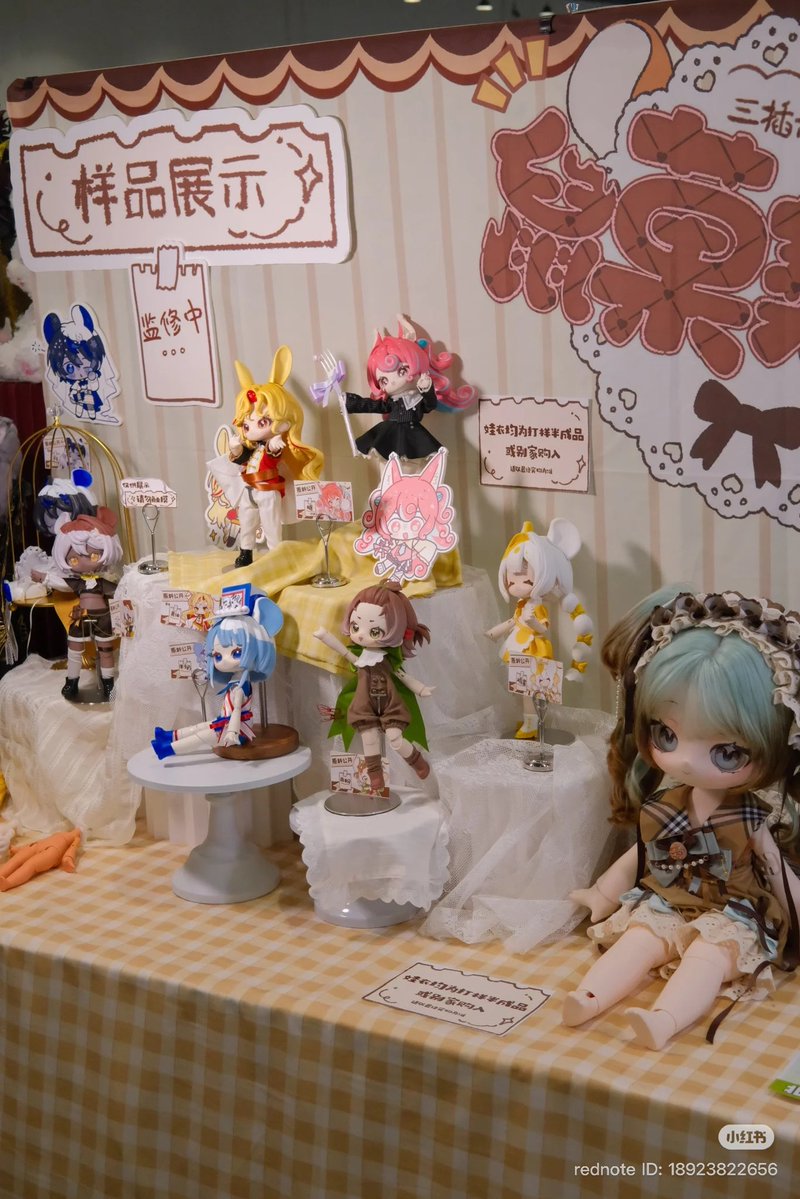 kanoko_dolls's tweet photo. 「鼠菓契约」
北京娃展での展示の様子をお届け✨

本体の試作はほぼ完了
彩色は手作業のため、サンプル品では塗り漏れなどがあります
一部のアクセサリーや尻尾はまだ未完成

スーパーでっかい鼠さんもお迎えしてました💕

https://t.co/FxV2zg14ml

#kanoko_info https://t.co/gM7JEwygsA