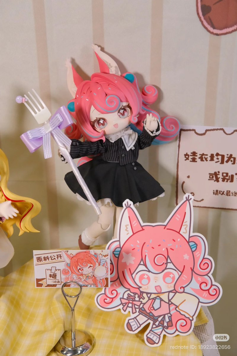kanoko_dolls's tweet photo. 「鼠菓契约」
北京娃展での展示の様子をお届け✨

本体の試作はほぼ完了
彩色は手作業のため、サンプル品では塗り漏れなどがあります
一部のアクセサリーや尻尾はまだ未完成

スーパーでっかい鼠さんもお迎えしてました💕

https://t.co/FxV2zg14ml

#kanoko_info https://t.co/gM7JEwygsA