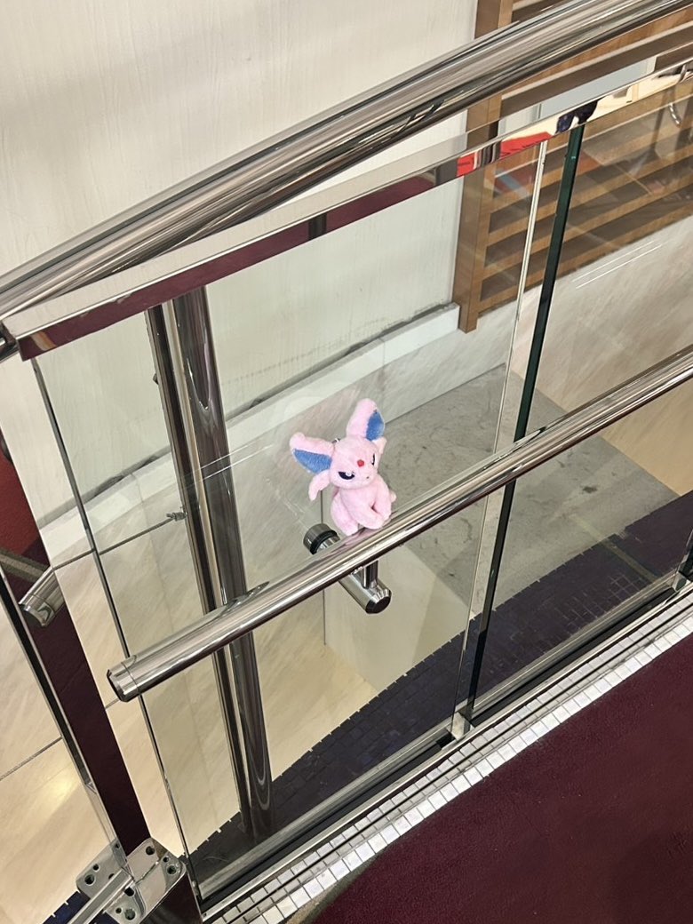 Fubukiis's tweet photo. 温泉の帰りカバンに付けてたエーフィがいなくなってて急いで戻ったけど通路もロッカーにもいなくて受付で聞いても届いてないと言われて諦めて帰ろうとしたら通路の手すりにちょこんと乗ってた😭ありがとう😭
日本でほんとによかった…… https://t.co/h5bhHDKoRl