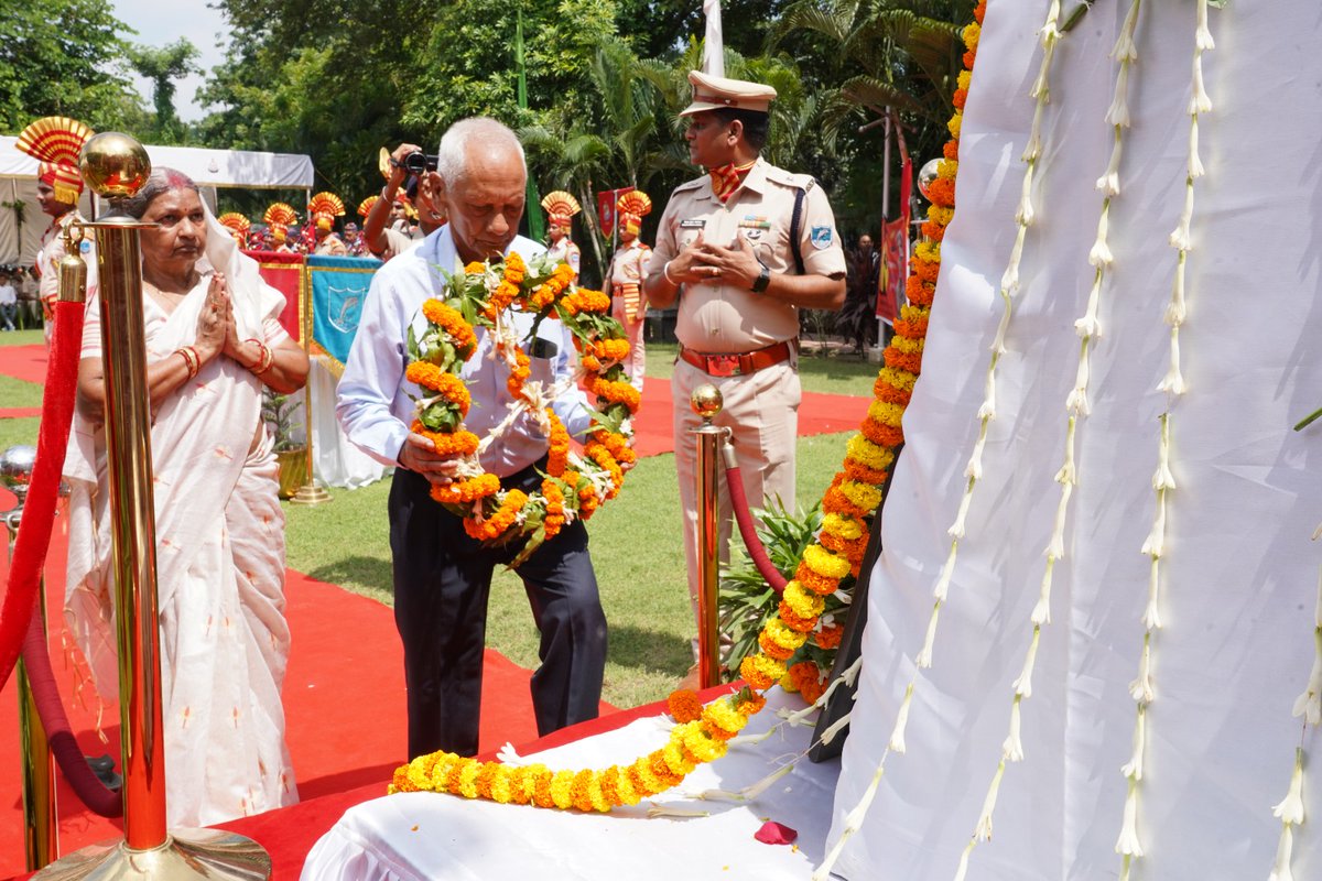 ssbpatna's tweet photo. आज दिनांक 26 जुलाई 2026 को शहीद सहायक कमांडेंट किशोर कुणाल की पुण्यतिथि पर सशस्त्र सीमा बल (#SSB), सीमांत मुख्यालय पटना एवं 40वीं वाहिनी द्वारा किशोर कुणाल मेमोरियल पार्क, पटना में श्रद्धांजलि सभा आयोजित कर उन्हें भावभीनी श्रद्धांजलि अर्पित की गई।

इस अवसर पर श्री निशीत कुमार उज्ज्वल, भा.पु.से., महानिरीक्षक, सीमांत मुख्यालय पटना ने शहीद किशोर कुणाल के राष्ट्र एवं बल के प्रति समर्पण, कर्तव्यनिष्ठा और सर्वोच्च बलिदान को स्मरण करते हुए उन्हें श्रद्धासुमन अर्पित किया। महोदय ने शहीद के माता-पिता एवं परिजनों से मुलाकात कर उनके परिवार के सुखद एवं उज्ज्वल भविष्य की कामना की। कार्यक्रम के दौरान महानिरीक्षक महोदय एवं शहीद के माता-पिता द्वारा पौधारोपण भी किया गया।      #ShaheedKishorKunal #kankanbag # Bihar Police #bihar
#TributeToMartyrs #patna
#RememberingOurHeroes
#SSBIndia
#FrontierHQPatna
#SaluteToHeroes
#VeerShaheed
#MartyrsOfIndia
#DutyHonorSacrifice
#JaiHind 🇮🇳