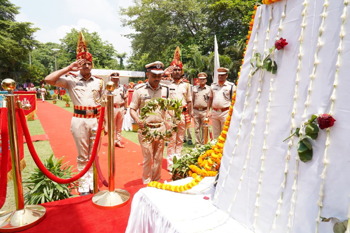 ssbpatna's tweet photo. आज दिनांक 26 जुलाई 2026 को शहीद सहायक कमांडेंट किशोर कुणाल की पुण्यतिथि पर सशस्त्र सीमा बल (#SSB), सीमांत मुख्यालय पटना एवं 40वीं वाहिनी द्वारा किशोर कुणाल मेमोरियल पार्क, पटना में श्रद्धांजलि सभा आयोजित कर उन्हें भावभीनी श्रद्धांजलि अर्पित की गई।

इस अवसर पर श्री निशीत कुमार उज्ज्वल, भा.पु.से., महानिरीक्षक, सीमांत मुख्यालय पटना ने शहीद किशोर कुणाल के राष्ट्र एवं बल के प्रति समर्पण, कर्तव्यनिष्ठा और सर्वोच्च बलिदान को स्मरण करते हुए उन्हें श्रद्धासुमन अर्पित किया। महोदय ने शहीद के माता-पिता एवं परिजनों से मुलाकात कर उनके परिवार के सुखद एवं उज्ज्वल भविष्य की कामना की। कार्यक्रम के दौरान महानिरीक्षक महोदय एवं शहीद के माता-पिता द्वारा पौधारोपण भी किया गया।      #ShaheedKishorKunal #kankanbag # Bihar Police #bihar
#TributeToMartyrs #patna
#RememberingOurHeroes
#SSBIndia
#FrontierHQPatna
#SaluteToHeroes
#VeerShaheed
#MartyrsOfIndia
#DutyHonorSacrifice
#JaiHind 🇮🇳