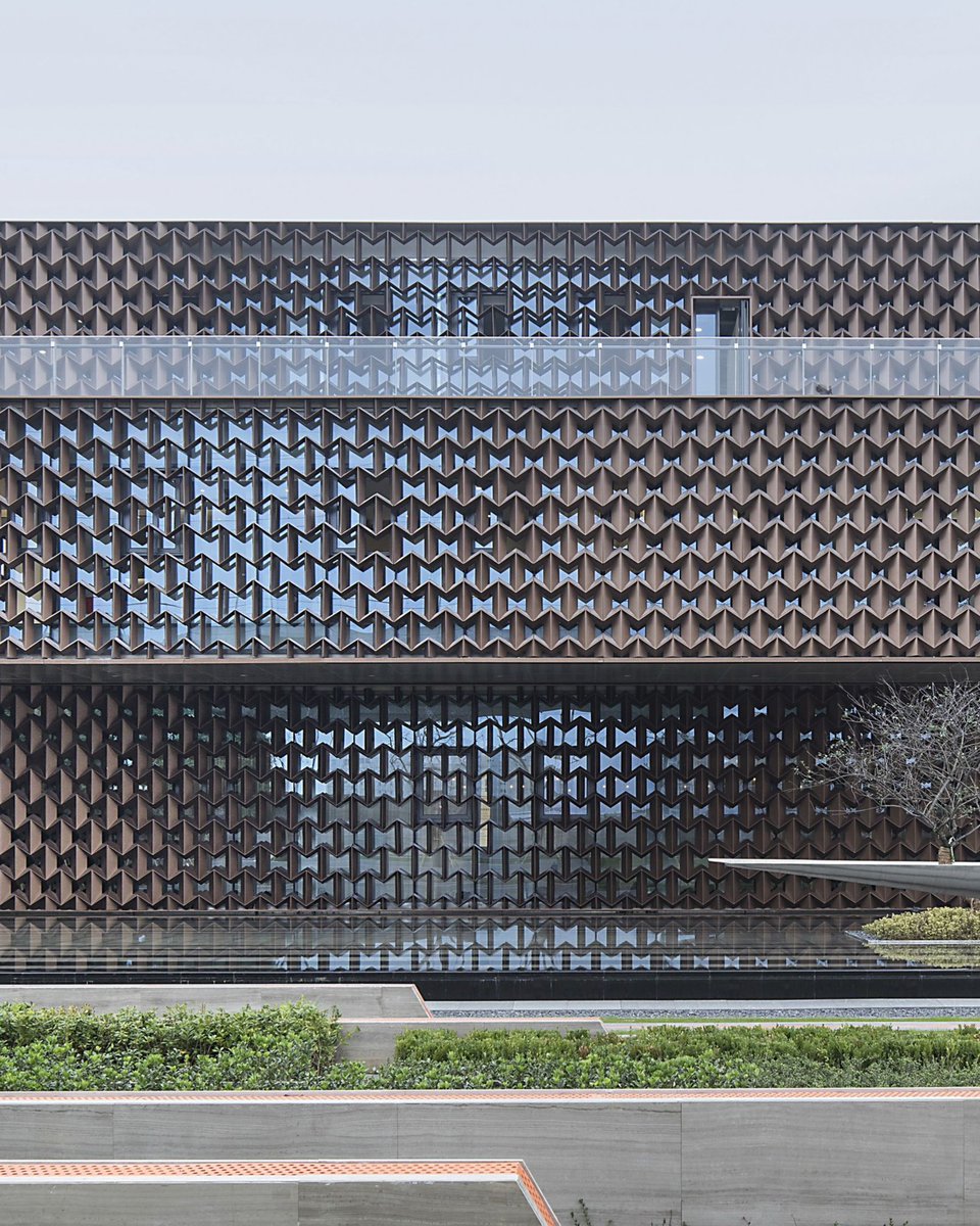 parametricarch's tweet photo. 🌿 Permeable façades and interconnected spaces create visual and physical connections between interior and exterior, transforming the sales center into an open urban interface within Wenzhou’s emerging TOD district.

📸 FangFang Tian https://t.co/tgRYlHLMGR