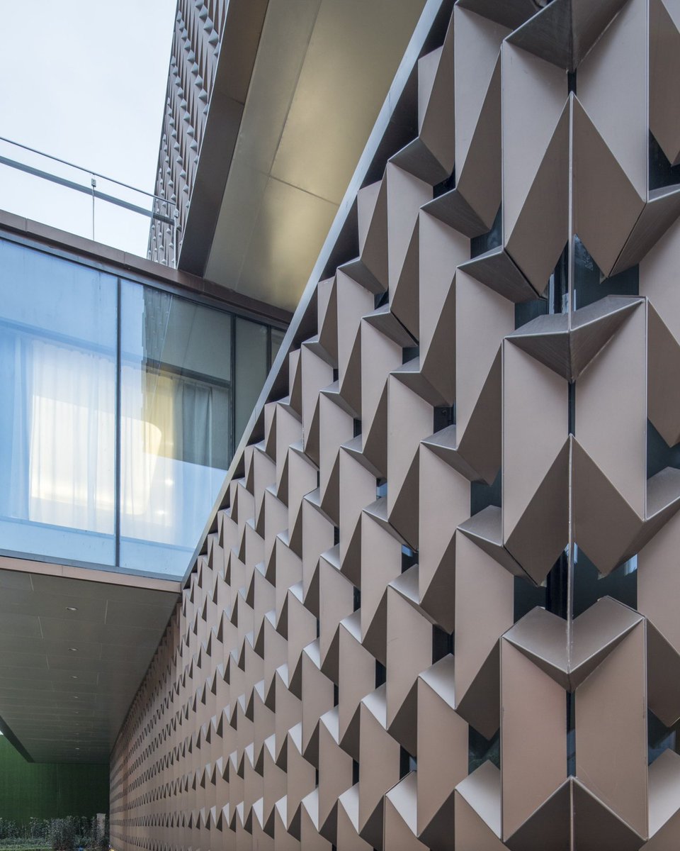 parametricarch's tweet photo. 🌿 Permeable façades and interconnected spaces create visual and physical connections between interior and exterior, transforming the sales center into an open urban interface within Wenzhou’s emerging TOD district.

📸 FangFang Tian https://t.co/tgRYlHLMGR