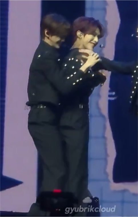 gyubrwikitty's tweet photo. gyubrik backshots https://t.co/QFKujkrAUy