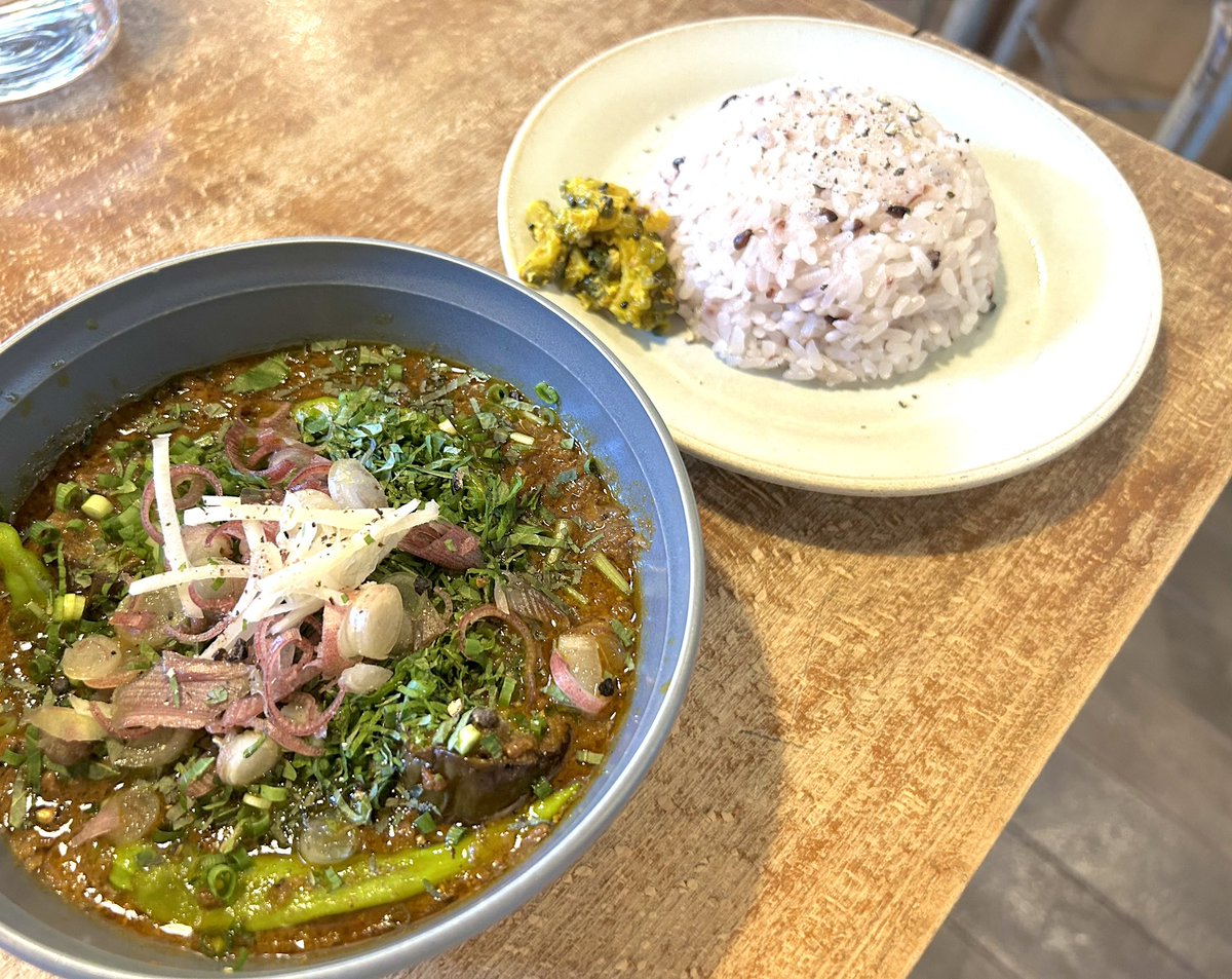 ___tsuyu01's tweet photo. たまには他の外食も…
ここはカレーが美味しいお店
1枚目はルーロー飯をカレー風にした創作料理で2枚目は香味野菜カレー🍛
どっちも夏でもご飯が進む感じで美味しかったです…！ https://t.co/o3Em9iD9lB