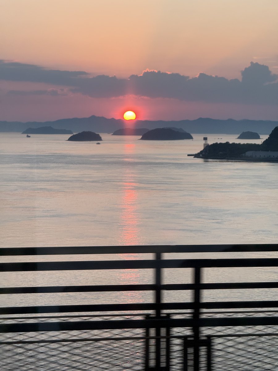 el2001's tweet photo. 徳島県民は海に沈みゆく夕日というのを見慣れていないので写真を撮ってしまう

マリンライナーはやーい https://t.co/sZIqPB6N8P