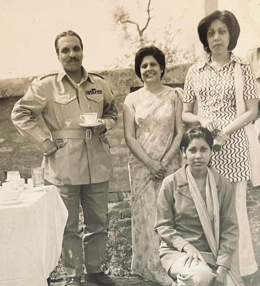 MDUmairKh's tweet photo. General Zia with wives of his army colleagues wearing Sari and modern clothes.

Meanwhile, he made head coverings mandatory for civilian news anchors, while discouraging Sari for "being Hindu", even though it originated in Sindh. https://t.co/ag7Y6EfzXd