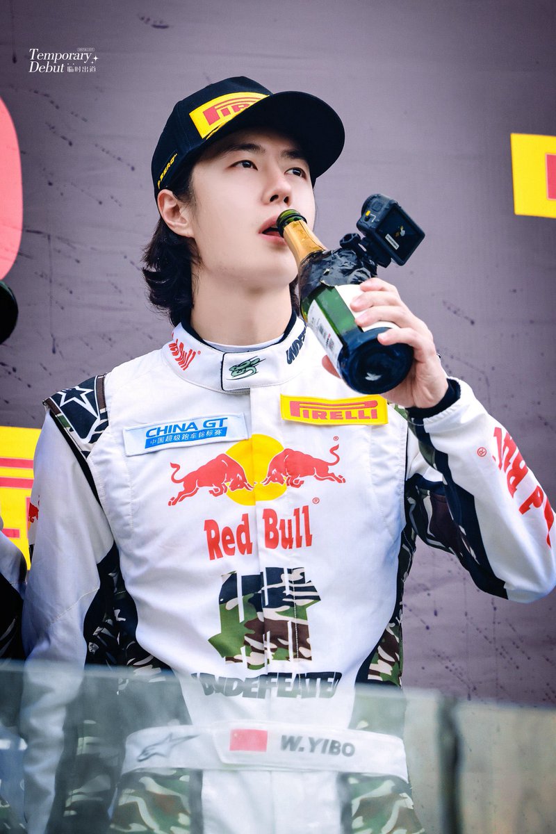 ZHANZHANDT91's tweet photo. คือไม่แปลกใจแล้วว่าทำไมเสียงกรี๊ดตอนอี้ป๋อกระดกแชมเปญถึงลั่นสนามขนาดนั้น ฮีหล่อเกินดีกรีแอลกอฮอล์ไปมาก แตกแตนกันหมดทั้งคนที่สนามและคนในไทม์ไลน์ 

#85RACING #YIBO85
#หวังอี้ป๋อ #WangYibo https://t.co/IB8GFOe2kk
