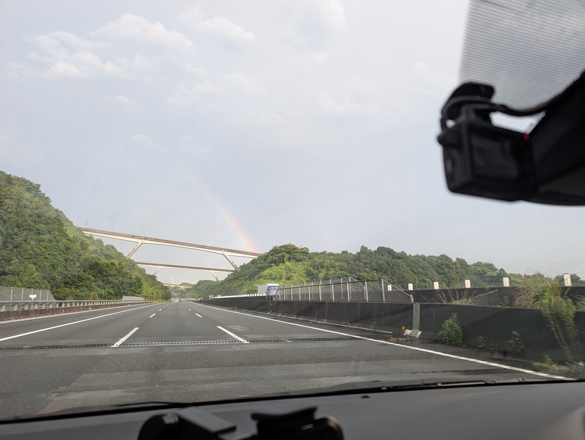 o62o1986o's tweet photo. 帰路の高速にて。
2つの虹。
2つ目外側の虹は見えにくいですが、実際に見たときは、色が通常の虹とは逆になっていました。(内側が赤) https://t.co/RigPdy0jg7