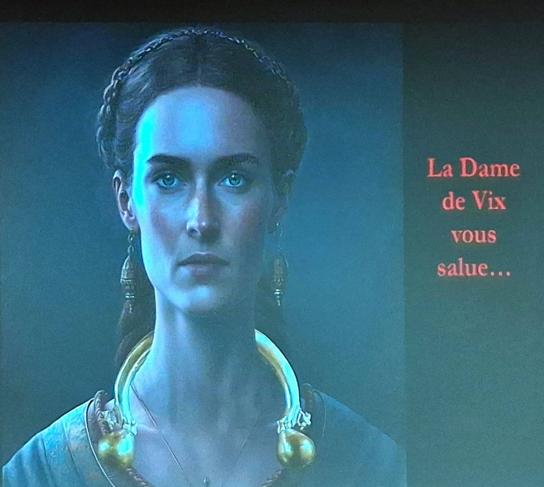 Agedo_Memoria's tweet photo. "La Dame de Vix vous salue ..."

Femme celte de très haut rang (princesse, cheffe), inhumée vers 500 av. J.-C. près de Vix en actuelle Bourgogne, dans une tombe extrêmement riche.
C'est son torque qui est volé en plein jour le 24 juillet 2026 au Musée du Pays Châtillonnais après déjà, plusieurs tentatives.

(Image MUSEOPARC ALESIA, projetée lors de la conférence : La principauté celtique de Vix et le Mont-Lassois)